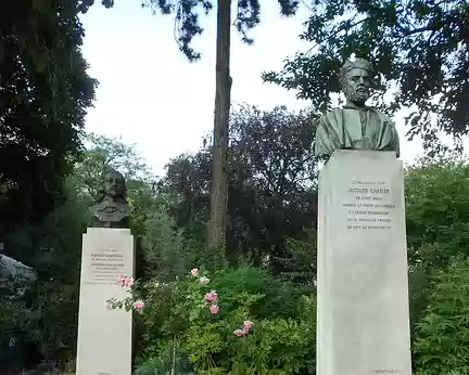 PXL026 Statues de Samuel Champlain et Jacques Cartier à l'entrée du Jardin de la Nouvelle France.